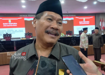 Ketua DPC PDI Perjuangan Kendal, Akhmat Suyuti saat diwawancarai, Selasa 23 April 2024. (Arvian Maulana/Lingkarjateng.id)