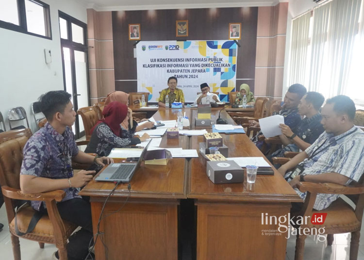 Forum PPID Jepara saat menggelar uji konsekuensi informasi publik untuk klasifikasi informasi yang dikecualikan yang dilaksanakan di Ruang Rapat Diskominfo Jepara pada Rabu, 24 April 2024. (Dok. Lingkarjateng.id)