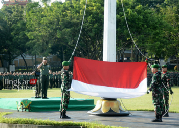 Pangdam IV/Diponegoro Mayjen TNI Deddy Suryadi memipin jalannya Upacara Bendera 17-an Bulan April di Lapangan Makodam pada Rabu, 17 April 2024. (Pendam IV/Diponegoro/Lingkarjateng.id)