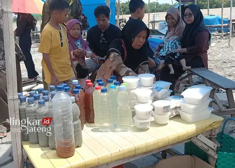 MENJAJAKAN DAGANGAN: Salah satu pedagang di objek wisata Bledug Kuwu Grobogan menjajakan dagangannya. (Eko Wicaksono/Lingkarjateng.id)