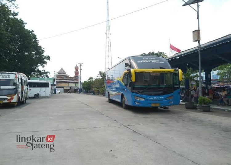 POTRET: Bus antar provinsi di Terminal Kembangjoyo Pati berjejer menunggu penumpang pada Selasa, 2 April 2024. (Setyo Nugroho/Lingkarjateng.id)