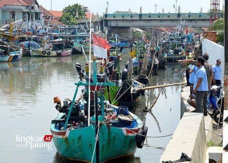 BERSANDAR: Sejumlah perahu nelayan saat bersandar di Kali Wiso. (Istimewa/Lingkarjateng.id)