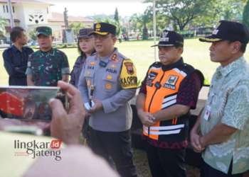 GAGAH: Bupati Semarang Ngesti Nugraha memimpin Gelar Apel Pasukan Operasi Ketupat Candi 2024 di Alun-Alun Bung Karno, Kalirejo, Ungaran Timur, Kabupaten Semarang, Kamis, 4 April 2024. (Hesty Imaniar/Lingkarjateng.id)