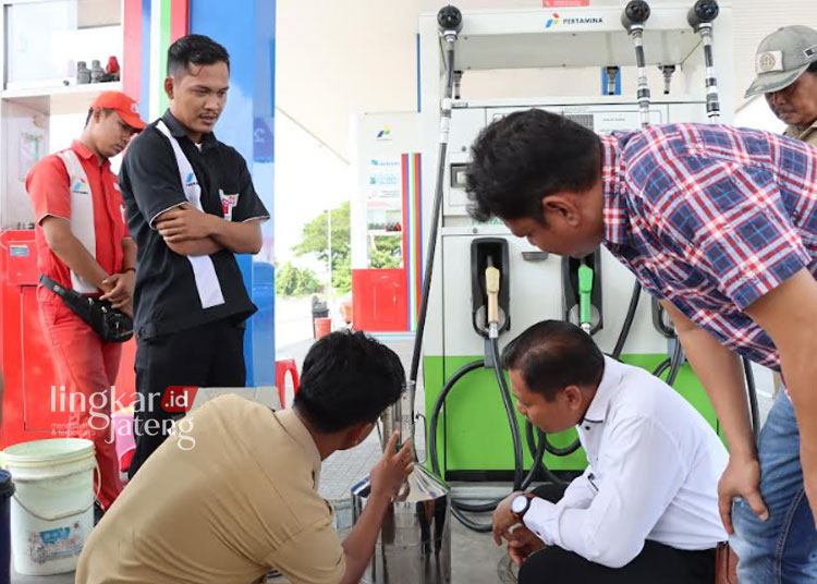 Tim gabungan dari Krimsus Polda Jawa Tengah, Satreskrim Polres Demak dan UPTD Balai Metrologi Kabupaten Demak saat melakukan pengecekan di SPBU Jogoloyo, Senin, 1 April 2024. (M Burhanuddin Aslam/Lingkarjateng.id)