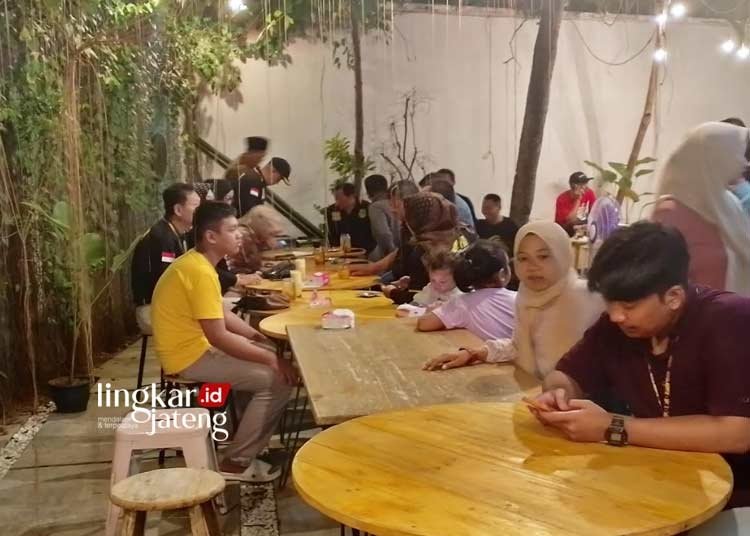 HALAL BIHALAL: Puskom Pati dalam agenda konsolidasi dan halal bihalal di Paragraf Cafe, Sidokerto, Kabupaten Pati, Sabtu, 13 April 2024 malam. (Arif Febriyanto/Lingkarjateng.id)