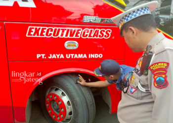 Persiapan Mudik, Dishub Rembang Gencar Lakukan Ramp Check Kendaraan Angkutan Umum 26 TELITI: Petugas gabungan memeriksa kelayakan dan kelengkapan alat-alat pendukung bus sebagai persiapan masa angkutan mudik dan balik Lebaran 2024, Rabu, 3 April 2024. (Vicky Rio/Lingkarjateng.id)