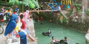 LIBURAN: Pengunjung sedang menikmati objek wisata Goa Wareh, Kecamatan Sukolilo, Kabupaten Pati saat liburan Idul Fitri 1445 Hijriah. (Setyo Nugroho/Lingkarjateng.id)