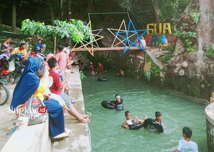 Pesona Wisata Pati Tarik 25.473 Pengunjung selama Liburan 25 LIBURAN: Pengunjung sedang menikmati objek wisata Goa Wareh, Kecamatan Sukolilo, Kabupaten Pati saat liburan Idul Fitri 1445 Hijriah. (Setyo Nugroho/Lingkarjateng.id)