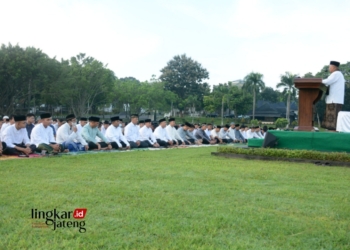 PENUH KHIDMAT: Khutbah Sholat Idul Fitri 1445 H di Lapangan Makodam, pada Rabu, 10 April 2024. (Dok. Pendam IV/Diponegoro for Lingkar/Lingkarjateng.id)
