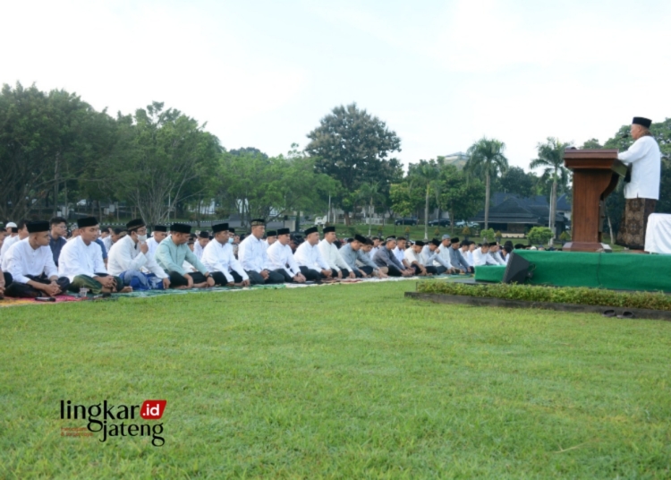 PENUH KHIDMAT: Khutbah Sholat Idul Fitri 1445 H di Lapangan Makodam, pada Rabu, 10 April 2024. (Dok. Pendam IV/Diponegoro for Lingkar/Lingkarjateng.id)