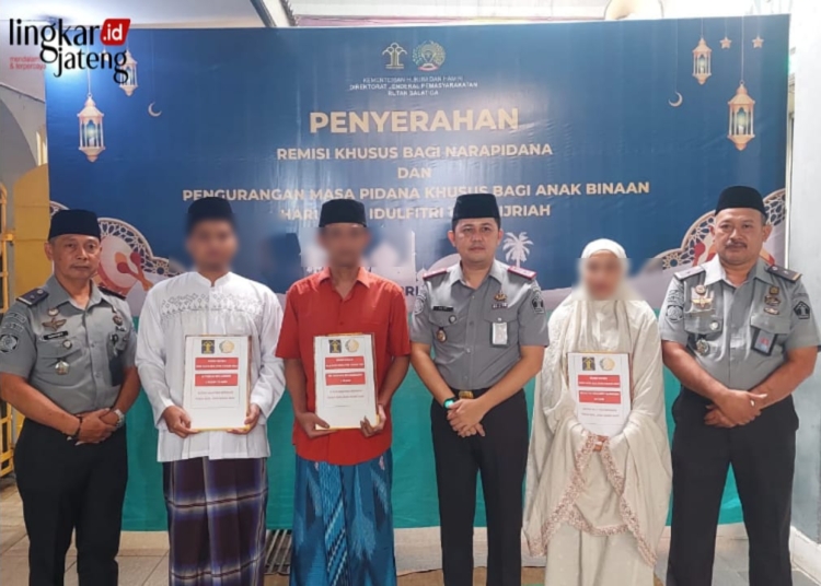 82 Napi Rutan Salatiga Terima Remisi Idul Fitri 1445 Hijriah 25 DAPAT REMISI: Narapidana Rutan Salatiga menerima remisi khusus Idul Fitri pada Rabu, 10 April 2024. (Dok. Humas Rutan Salatiga for Lingkar/Lingkarjateng.id)