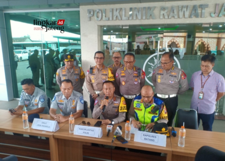 Kecelakaan Bus Rosalia Indah di Tol Batang-Semarang Dipicu Sopir Mengantuk 25 BERI KETERANGAN: Kakorlantas Irjen Aan Suhanan saat konferensi pers di RSI Kendal, pada Kamis, 11 April 2024. (Unggul Priambodo/Lingkarjateng.id)