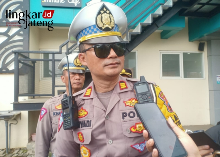 BERI KETERANGAN: Kasatlantas Polres Batang AKP Wigiyadi saat memberikan keterangan kronologis kejadian kepada media. (Unggul Priambodo/Lingkarjateng.id)
