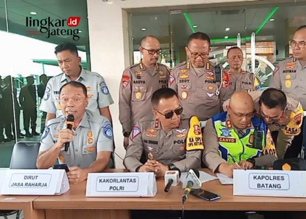 BERI KETERANGAN: Direktur Utama Jasa Raharja Raharja Rivan A. Purwantono (kiri nomor 1) saat konferensi pers di RSI Kendal. (Unggul Priambodo/Lingkarjateng.id)