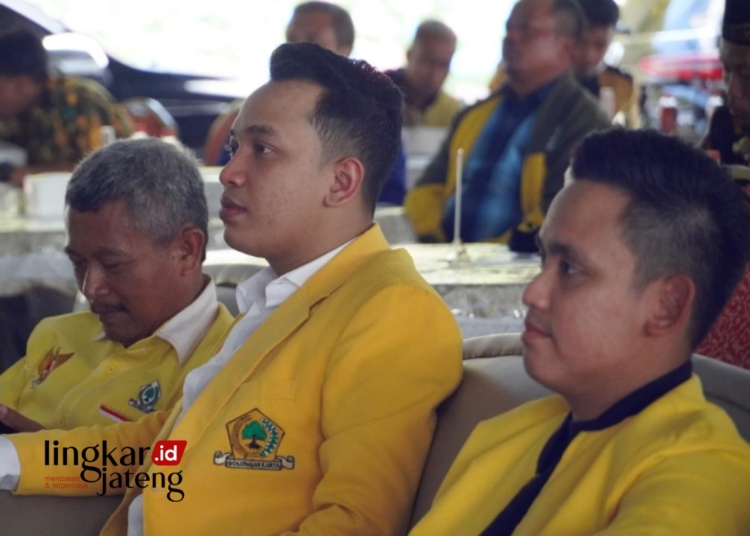 POTRET: Ketua DPD Golkar Bagus Bimo Alit (tengah) saat berkegiatan bersama Bupati Kendal Dico Ganinduto (kanan). (Unggul Priambodo/Lingkarjateng.id)