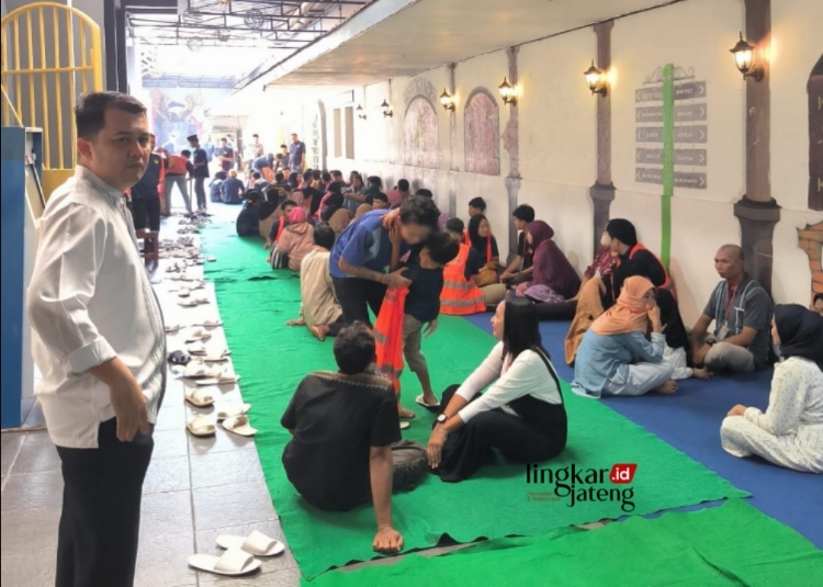SILATURAHMI: Sejumlah warga binaan merayakan Lebaran bersama keluarga di Selasar Rutan Salatiga (Dok. Humas Rutan Salatiga for Lingkar/Lingkarjateng.id)