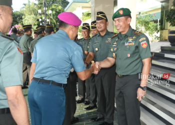 Pangdam IV/Diponegoro Mayjen TNI Deddy Suryadi bersalaman dan saling bermaafan dengan para anggota Kodam IV/Diponegoro, Selasa, 16 April 2024. (Pendam IV/Diponegoro/Lingkarjateng.id)