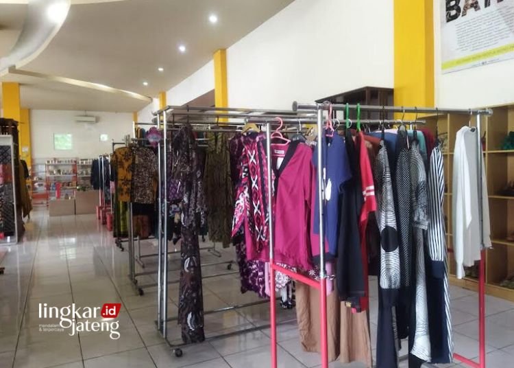 ETALASE: Pakaian batik di salah satu lapak Plaza Pragolo Pati. (Setyo Nugroho/Lingkarjateng.id)