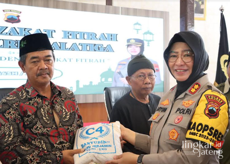 PENYALURAN ZAKAT: Kapolres Salatiga AKBP Aryuni Novitasari menyalurkan zakat fitrah kepada perwakilan pondok pesantren, Selasa, 2 April 2024. (Humas Polres Salatiga/Lingkarjateng.id)