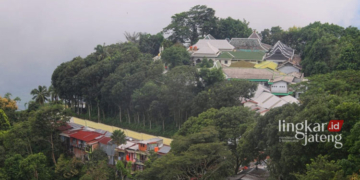 PANORAMA: Tampak wisata religi Makam Sunan Muria yang berada di Desa Colo, Kecamatan Dawe, Kudus, Jateng. (Nisa Hafizhotus Syarifa/Lingkarjateng.id)