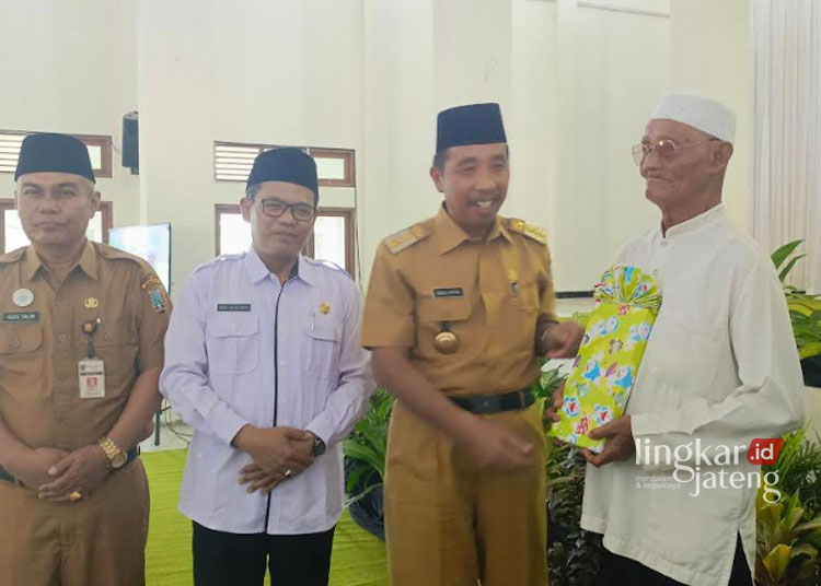 PERHATIAN: Bupati Rembang Abdul Hafidz saat memberi hadiah kepada calon jemaah haji lansia yang akan berangkat ke Tanah Suci tahun ini. (Kominfo Rembang/Lingkarjateng.id)