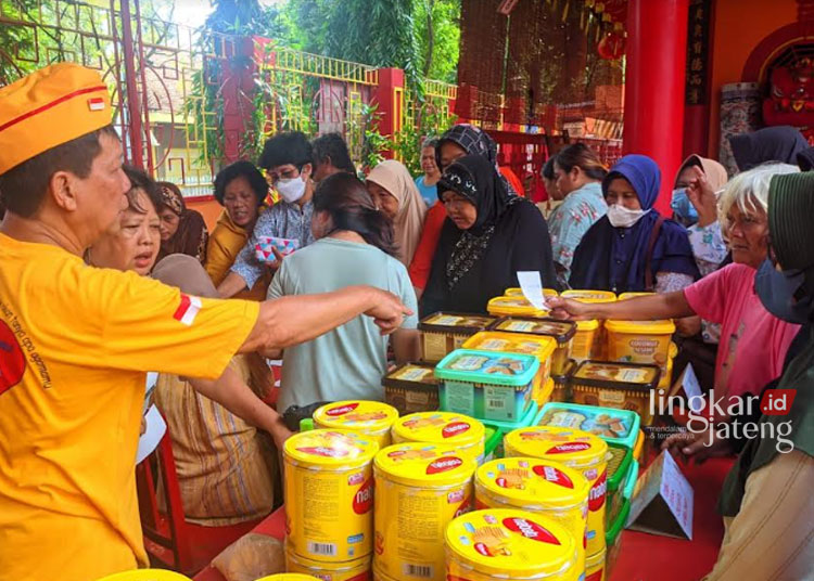 Pasar murah yang digelar Klenteng Hok Tik Bio Pati ramai dipadati pembeli pada Senin sore, 2 April 2024. (Setyo Nugroho/Lingkarjateng.id)