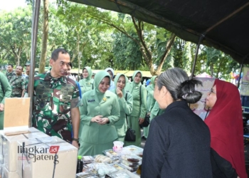 MONITORING: Pangdam IV/Diponegoro Mayjen TNI Deddy Suryadi saat meninjau bazar murah di Lapangan Parade, Kompleks Makodam, Selasa, 2 April 2024. (Dok. Pendam IV Diponegoro/Lingkarjateng.id)