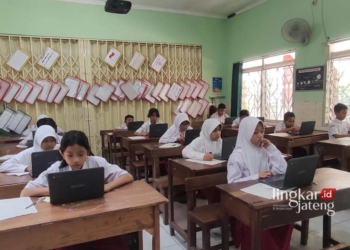 ILUSTRASI: Kegiatan belajar mengajar di salah satu sekolah di Kabupaten Kudus. (Nisa Hafizhotus Syarifa/Lingkarjateng.id)