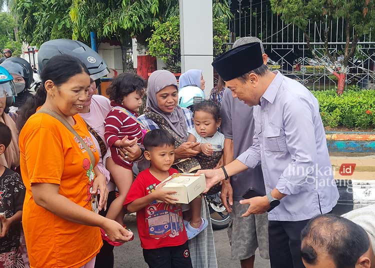 Semarak Ramadhan Pemkab Jepara Bagi Bagi Takjil