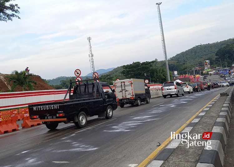 MACET: Kondisi macet di simpang exit tol Bawen turut Kecamatan Bawen, Kabupaten Semarang akibat tumpahan solar pada Sabtu, 6 April 2024. (Hesty Imaniar/Lingkarjateng.id)