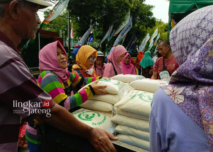 ANTUSIAS: Masyarakat berebut beras murah dalam event Pasar Murah yang digelar Dindagkop UKM Rembang, Senin, 1 April 2024. (Vicky Rio/Lingkarjateng.id)