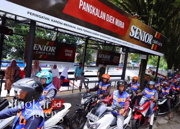 TERTIB Tukang ojek di area Makam Sunan Muria Desa Colo Kecamatan Dawe Kabupaten Kudus sedang antre untuk menjemput penumpang