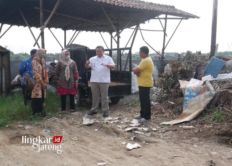 SIDAK: Ketua DPRD Kabupaten Kudus Masan saat melakukan sidak di TPS Desa Kedungdowo, Kecamatan Kaliwungu, Rabu (24/4) pagi.