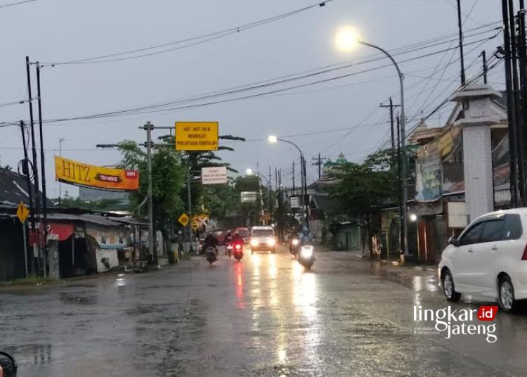 LALU LALANG: Tampak sejumlah kendaraan melintas di Jalan Diponegoro, Randublatung, Kabupaten Blora. (Hanafi/Lingkarjateng.id)