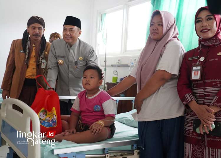 Telan Anggaran Rp12,5 M, Pj Bupati Jepara Resmikan Gedung Baru Puskemas Pecangaan 25 MEMBESUK: Penjabat Bupati Jepara Edy Supriyanta (kedua dari kiri) bersama rombongan menjenguk pasien rawat inap di Puskesmas Pecangaan, Senin, 22 April 2024. (Humas Pemkab Jepara/Lingkarjateng.id)