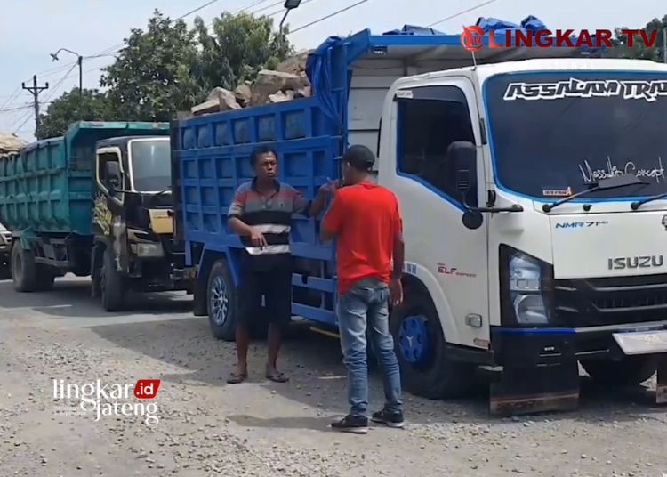 TANGKAPAN LAYAR: Deretan truk tambang yang melintas di Jalan Tayu-Puncel, Kecamatan Dukuhseti, Kabupaten Pati. (Lingkar TV/Lingkarjateng.id)