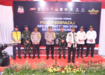Pangdam IV/Diponegoro Mayjen TNI Deddy Suryadi hadir mendampingi Panglima TNI Jenderal TNI Agus Subiyanto beserta Menteri Koordinator Bidang Pembangunan Manusia dan Kebudayaan (PMK) Muhadjir Effendy dan Kapolri Jenderal Polisi Listyo Sigit Prabowo meninjau kesiapan pengamanan dan pelayanan arus mudik-balik Lebaran 2024 di Gerbang Tol Kalikangkung, Rabu, 3 April 2024. (Pendam IV/Diponegoro/Lingkarjateng.id)