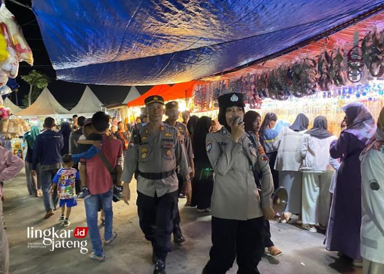 PATROLI: Personel Polres Kendal melakukan patroli di kegiatan syawalan Kaliwungu, Kabupaten Kendal. (Dok. Polres Kendal/Lingkarjateng.id)