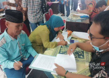 LEGA: Warga dari Dusun Kedungglatik, Desa Candirejo, Kecamatan Pringapus, Kabupaten Semarang tampak lega usai menerima uang ganti rugi tanah mereka yang akan terkena imbas pembangunan proyek nasional Bendungan Jragung di wilayah tersebut, pada Kamis, 18 April 2024. (Diskominfo Kabupaten Semarang/Lingkarjateng.id)