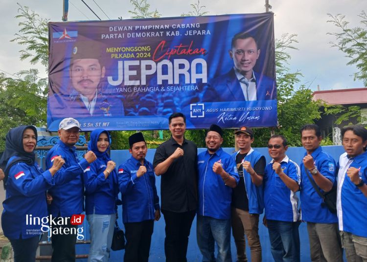 FOTO BERSAMA: Jajaran Pengurus Dewan Pimpinan Cabang (DPC) Partai Demokrat Kabupaten Jepara usai menerima formulir pendaftaran bakal calon bupati Jepara dari Witiarso Utomo (berbaju hitam) Sabtu, 27 April 2024. (Muhammad Aminudin/Lingkarjateng.id)