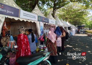 Para pengunjung sedang membeli produk Usaha Mikro Kecil dan Menengah (UMKM) di Halaman Kantor Kabupaten Pati Jumat (26/4).