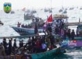 RAMAI: Suasana pantai di dekat TPI Ujungbatu Kecamatan/Kabupaten Jepara saat pesta lomban pada Rabu, 17 April 2024. (Muhammad Aminudin/Lingkarjateng.id)