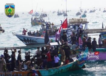 RAMAI: Suasana pantai di dekat TPI Ujungbatu Kecamatan/Kabupaten Jepara saat pesta lomban pada Rabu, 17 April 2024. (Muhammad Aminudin/Lingkarjateng.id)