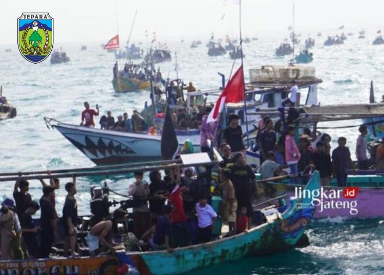 RAMAI: Suasana pantai di dekat TPI Ujungbatu Kecamatan/Kabupaten Jepara saat pesta lomban pada Rabu, 17 April 2024. (Muhammad Aminudin/Lingkarjateng.id)