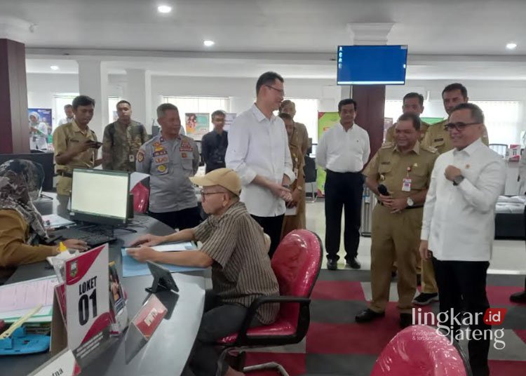 Tindak Lanjuti Arahan Menpan RB, Pemkab Semarang Segera Optimalkan Layanan MPP 25 Bupati Semarang Ngesti Nugraha (pegang mic) mendampingi Menpan RB Abdullah Azwar Anas dalam kunjungannya di MPP Semarang, Senin 29 April 2024. (Hesty Imaniar/Lingkarjateng.id)