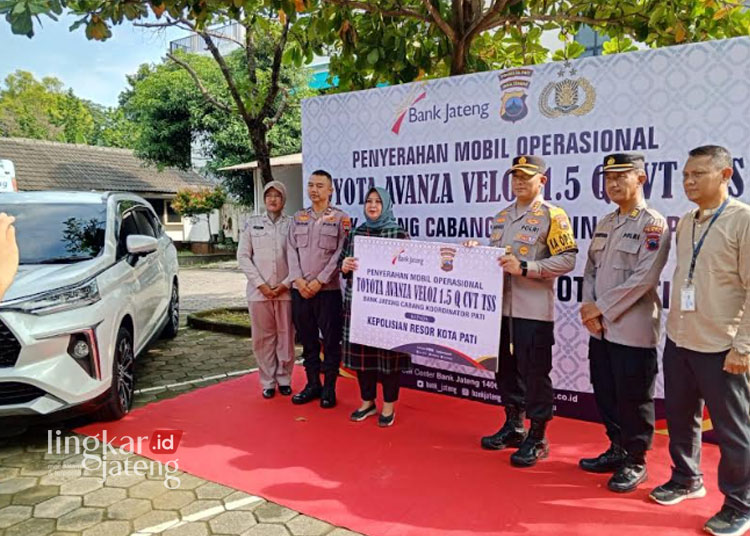 SIMBOLIS: Pemimpin Bank Jateng Cabang Koordinator Pati Retno Tri Wulandari menyerahkan satu unit mobil operasional kepada Kapolresta Pati Kombes Pol Andhika Bayu Adhittama pada Kamis, 4 April 2024. (Setyo Nugroho/Lingkarjateng.id)