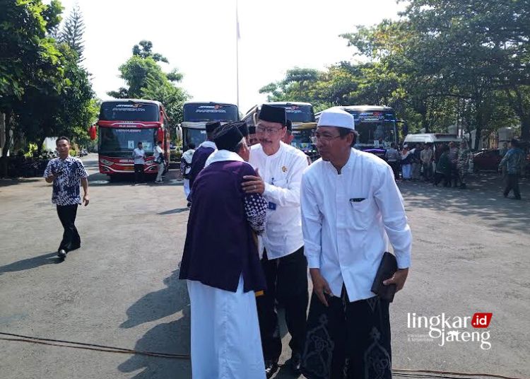 1.613 Jamaah Haji Pati Mulai Diberangkatkan Hari Ini 25 BERPAMITAN: Jamaah haji Kabupaten Pati hendak diberangkatkan ke Tanah Suci pada Jumat, 31 Mei 2024. (Setyo Nugroho/Lingkarjateng.id)