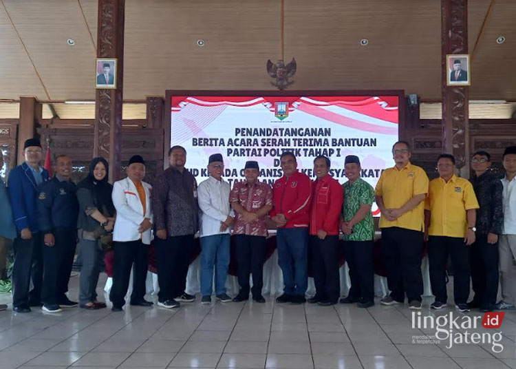 BENTUK DUKUNGAN: Bupati Semarang Ngesti Nugraha foto bersama dengan perwakilan parpol dan ormas di Kabupaten Semarang usai menyerahkan bantuan dana hibah, bertempat di Pendopo Rumah Dinas Bupati Semarang, Selasa 28 Mei 2024. (Hesty Imaniar/Lingkarjateng.id)