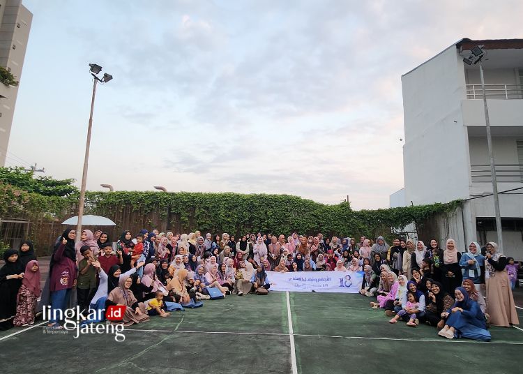 MELEPAS RINDU: Kekompakan alumni Pondok Modern Darussalam Gontor Putri Elfaith Blezeeda saat foto bersama di salah satu hotel di Kota Jogja, Jumat, 10 Mei 2024. (Dok. Alumni GP 2006/ Lingkarjateng.id)