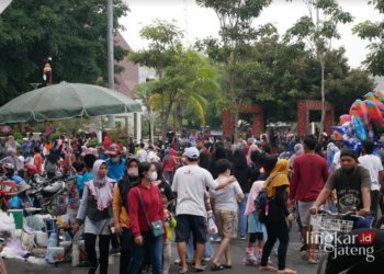 RAMAI: Ribuan warga memadati area Alun-Alun Simpang Lima Pati saat Car Free Day, beberapa waktu lalu. (Arif Febriyanto/Lingkarjateng.id)